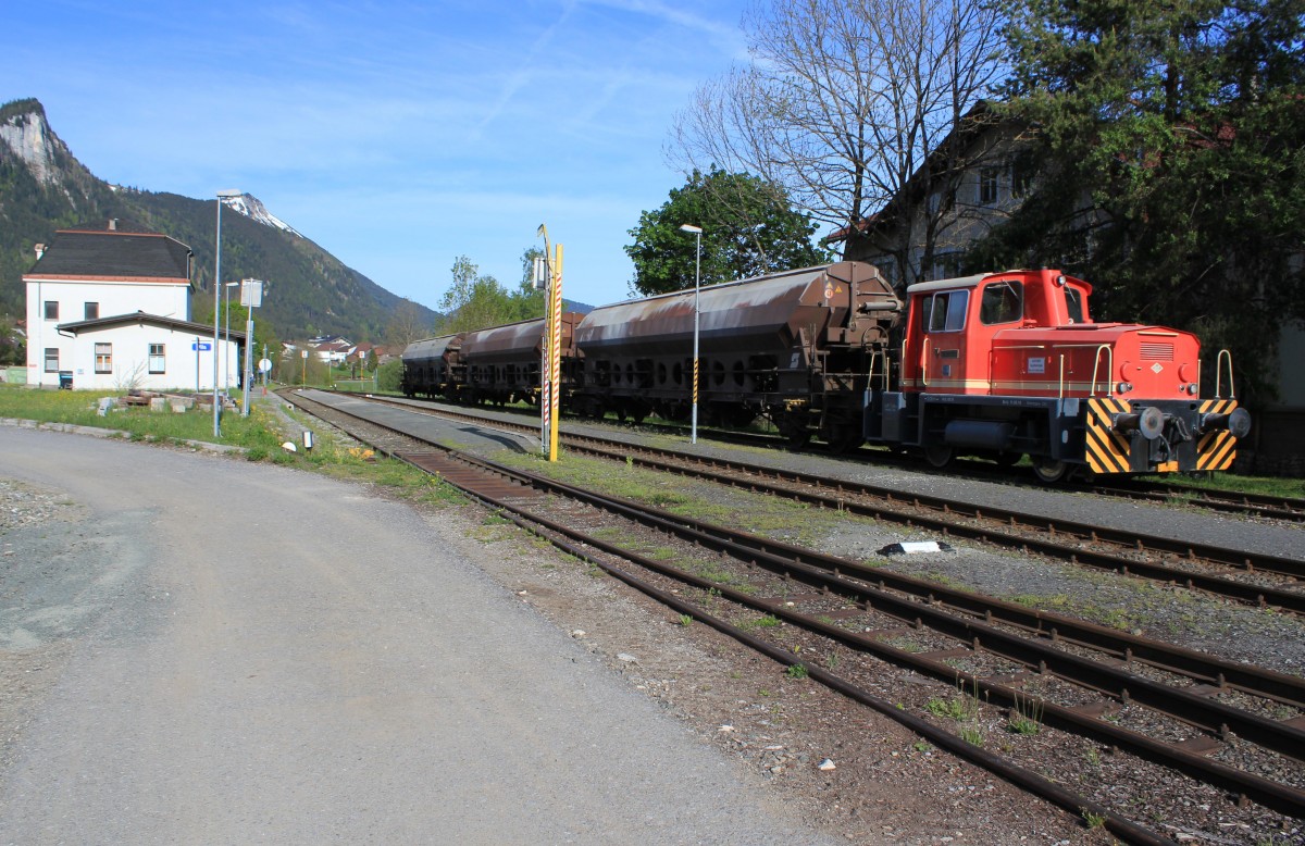 Eine Verschublok bringt Gterwaggons auf ein Anschlussgleis eines nahe gelegenen Kalksteinbruchs, Bahnhof Vils, Mai 2012