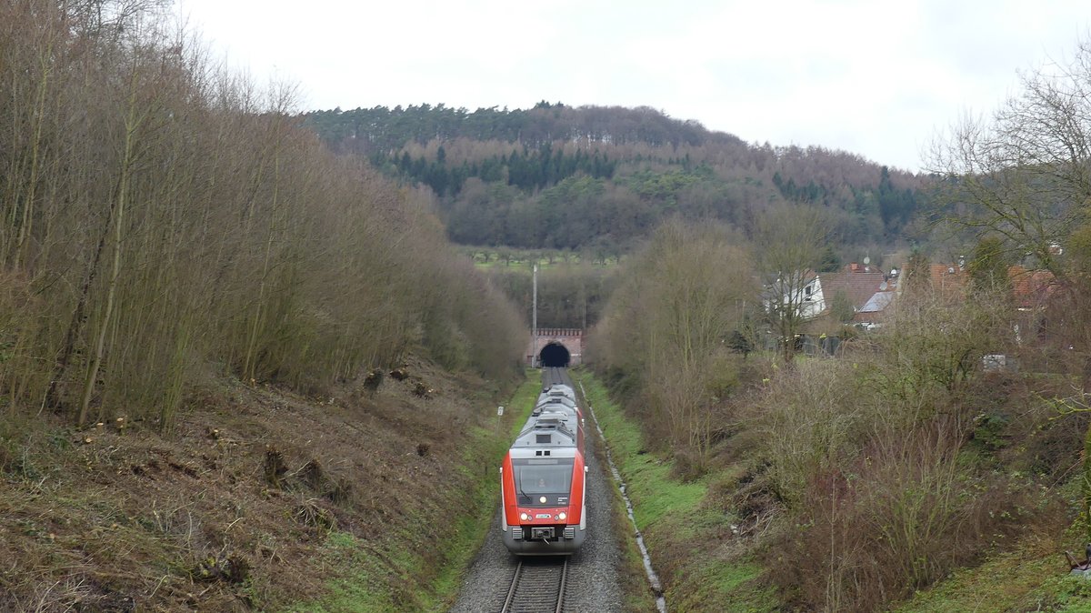 Eine VIAS nach Erbach verlässt den Frau-Nauses Tunnel. Aufgenommen am 17.12.2017 13:43