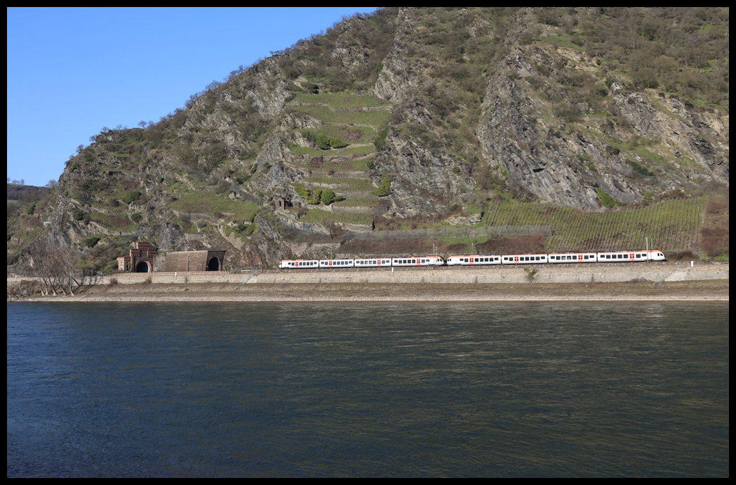 Eine VIAS Triebwagen als Doppel Einheit ist hier am 28.02.2023 rechtsrheinisch in Richtung Niederlahnstein bzw. Koblenz unterwegs. Um 15.28 Uhr wird der Zug hier gleich im von Oberwesel gegenüber liegenden Roßsteintunnel verschwinden.