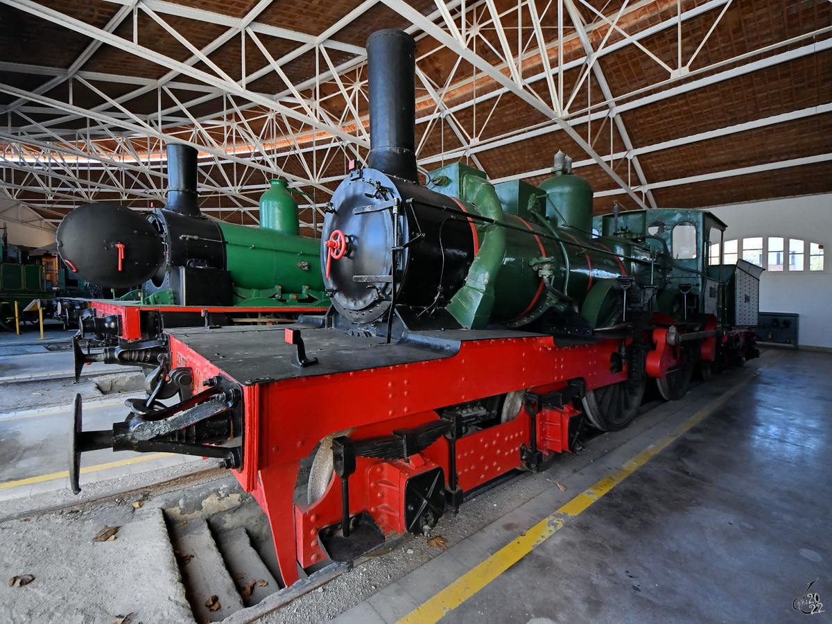 Eine der vielen Dampflokomotiven im Eisenbahnmuseum von Katalonien ist die Oeste 9 (220-2005), welche 1881 bei Hartmann in Chemnitz gebaut wurde. (Vilanova i la Geltrú, November 2022)