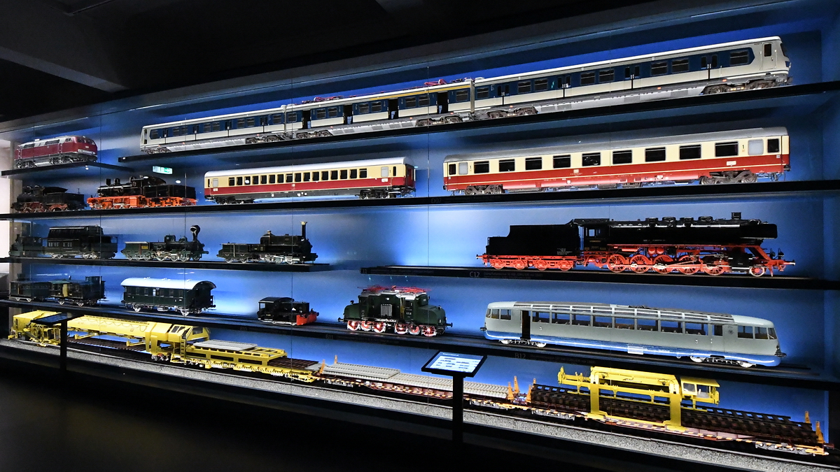 Eine der vielen gut gefüllten Vitrinen mit diversen Großmodellen. (Verkehrsmuseum Nürnberg, Juni 2019)