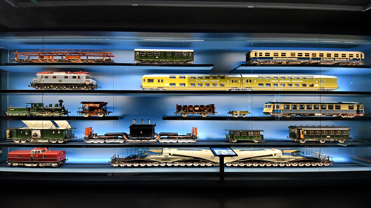 Eine der vielen gut gefüllten Vitrinen mit diversen Großmodellen. (Verkehrsmuseum Nürnberg, Juni 2019)
