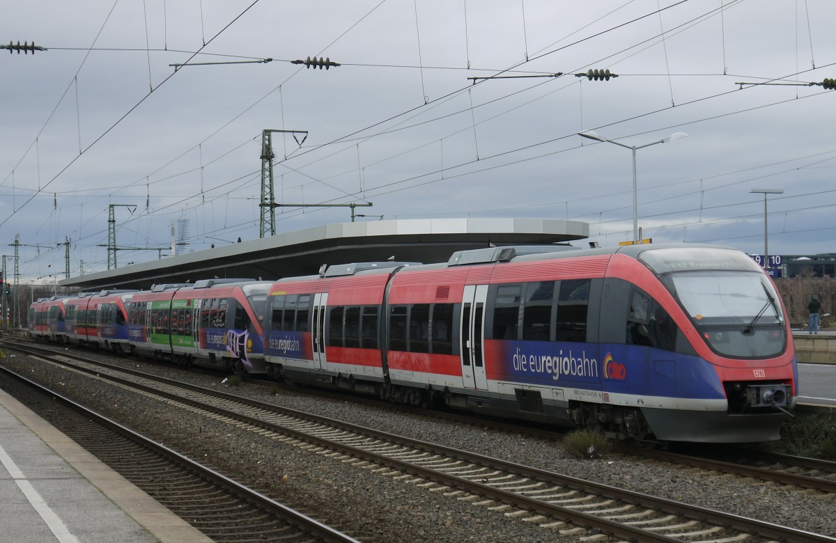 Eine Vierfach-Traktion aus 2-teiligen Talenten der Euregiobahn hilft im Dieselnetz Köln aus (RE 12 nach Euskirchen, 27.12.13).