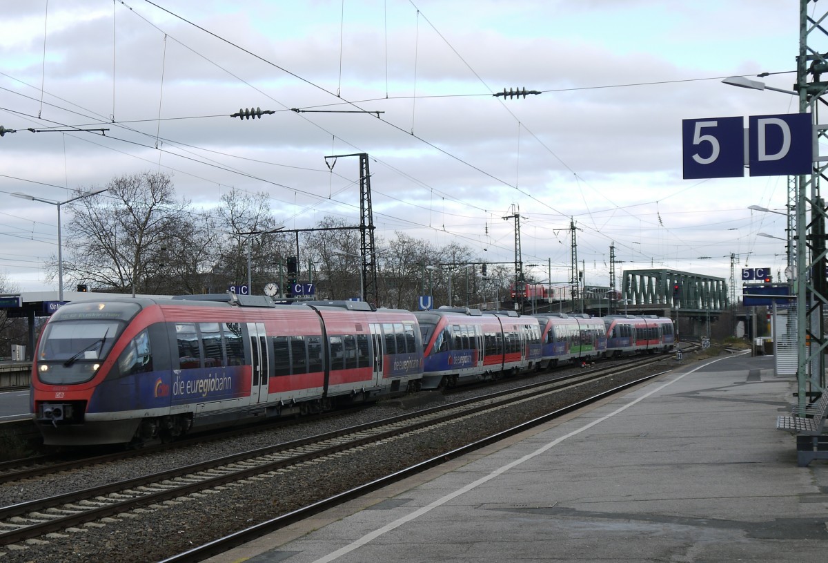 Eine Vierfach-Traktion aus zweiteiligen Talenten der Euregio-Bahn fährt in Köln-Deutz, aus Deutzerfeld kommend, nach Gleis 7 ein. (LINT81-Ersatzverkehr im Dieselnetz Köln, 27.12.13)
