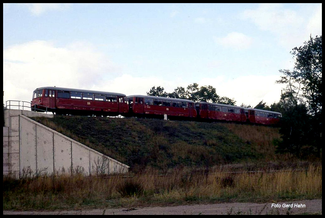 Eine vierteilige DR Triebwagen Einheit ist hier am 19.10.1991 um 12.43 Uhr bei Güsen unterwegs und überquert gerade die Hauptstrecke Berlin - Magdeburg. Die Einheit führt VT 172007 an. Es folgen 172607, 172138 und 172730. Alle zusammen bilden den N 17408 von Güsen nach Jerichow.