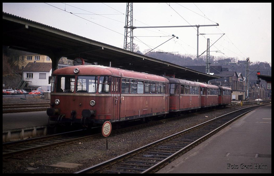 Eine vierteilige Schienenbus Einheit am 10.3.1993 um 14.50 Uhr im Bahnhof Betzdorf: 
von vorn: VB 996766 + VT 796784 + VB 996780 + VT 796744.