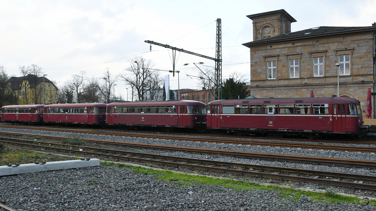 Eine vierteilige Uerdinger-Garnitur wartet am alten Hattinger Bahnhof auf die Fahrgäste. (Dezember 2017)