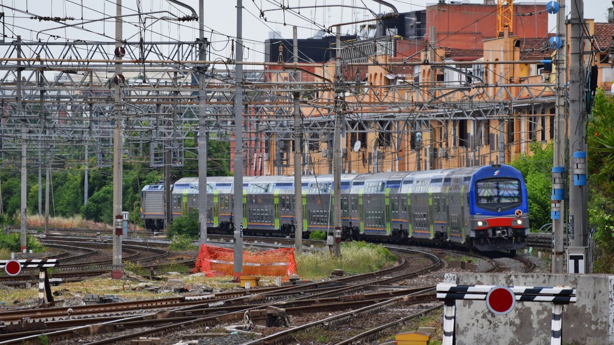 Eine Vivalto Zuggarnitur fährt am 21.05.2018 in den Bahnhof Roma ostiense ein.