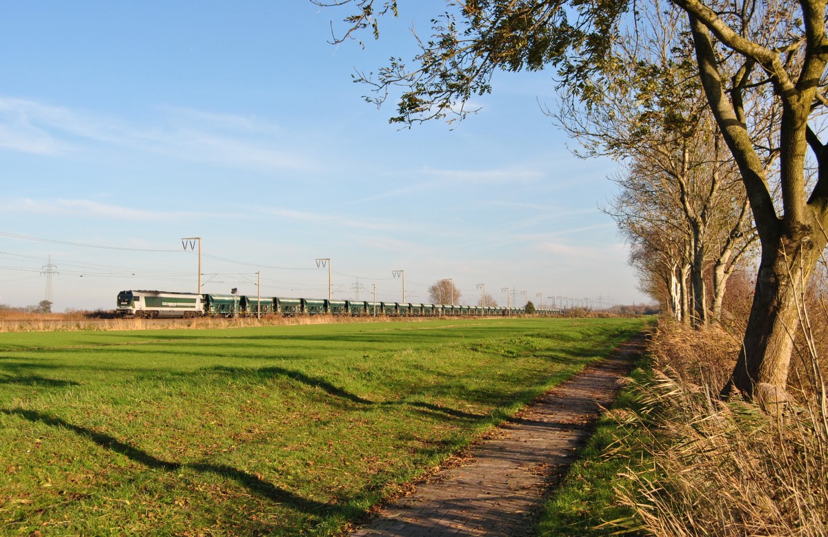 Eine Voith Maxima von Enercon fuhr am 09.11.2014 mit einem Kieszug Richtung Emden, hier bei Gandersum.