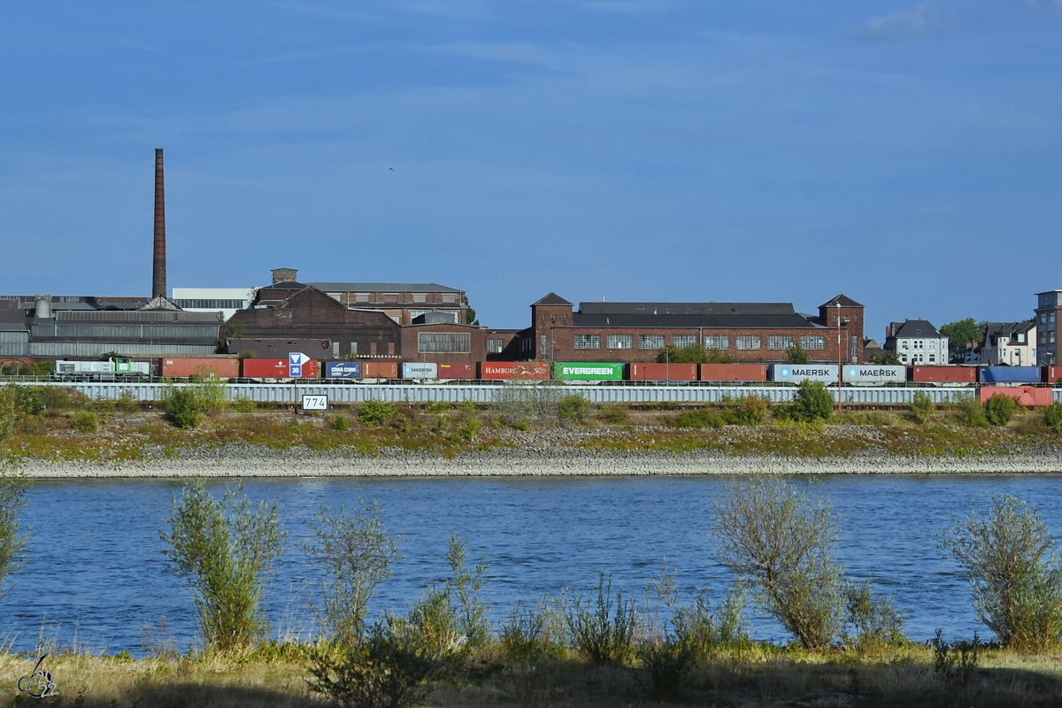 Eine Vossloh DE18 (4185 035-7) zog im August 2022 einen Containerzug durch den Duisburger Stadtteil Wanheimerort.