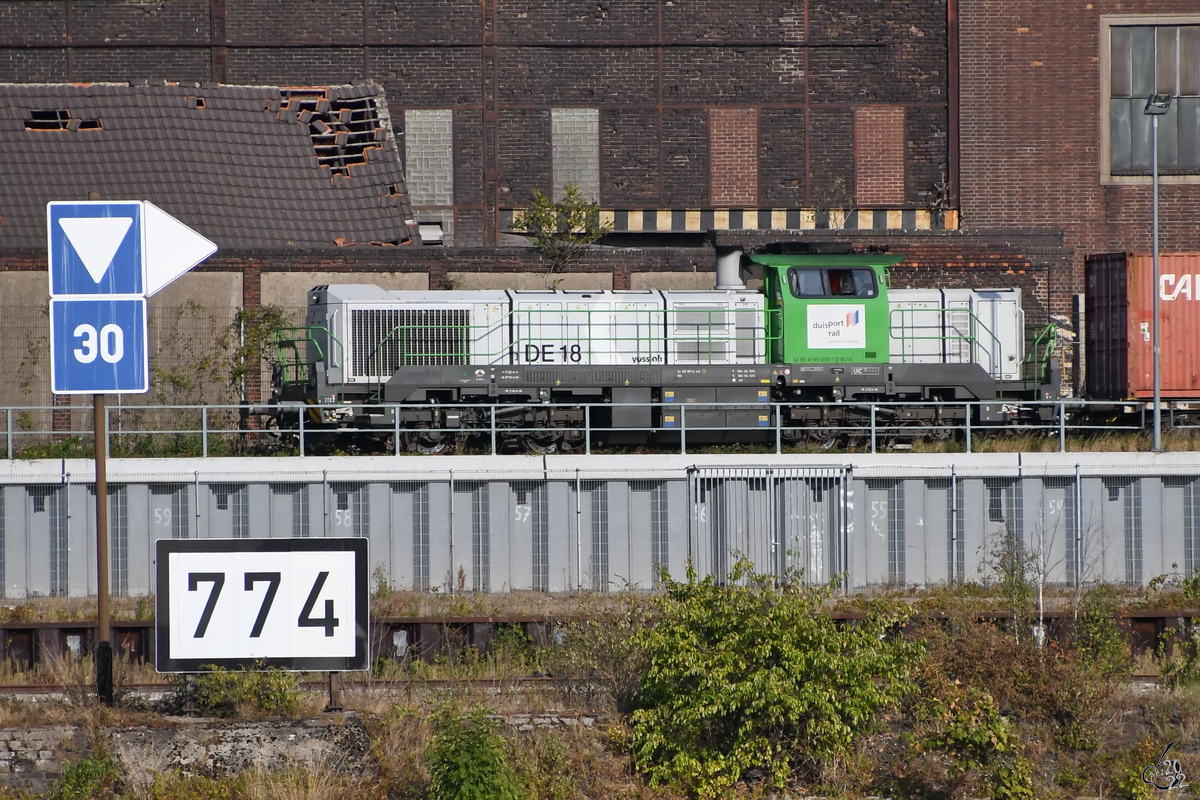 Eine Vossloh DE18 (4185 035-7) war Ende August 2022 im Duisburger Stadtteil Wanheimerort unterwegs. 