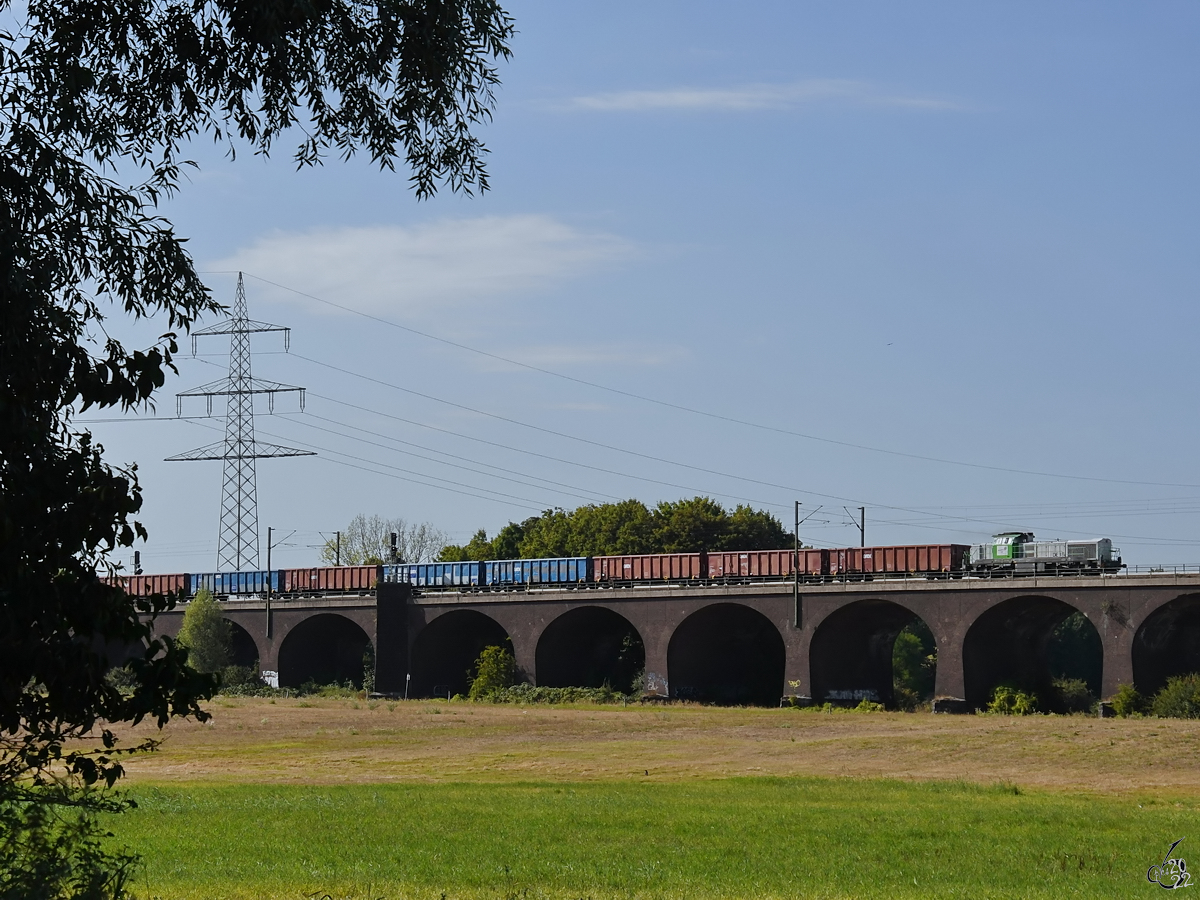 Eine Vossloh DE18 (4185 037-3) zieht einen Güterzug über die Hochfelder Eisenbahnbrücke. (Duisburg, August 2022)