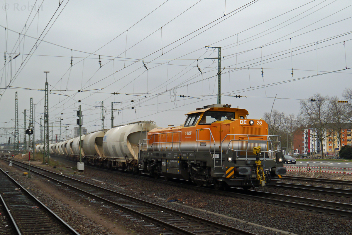 Eine Vossloh-Diesellok mit ungewohnter Nummer: 4185 004 zieht einen Kalkzug der BASF durch Mannheim Richtung Ludwigshafen.

(29. März 2015)
