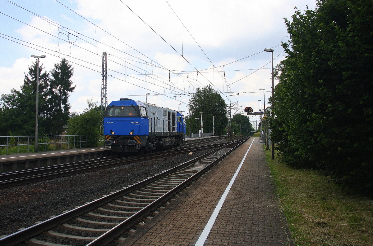 Eine Vossloh Dieselok G 2000 BB kommt als Lokzug aus Neuss nach Aachen-Nord und fährt die Kohlscheider-Rampe hoch nach Aachen-West.
Bei Sonne und Regenwolken am 27.6.2015.