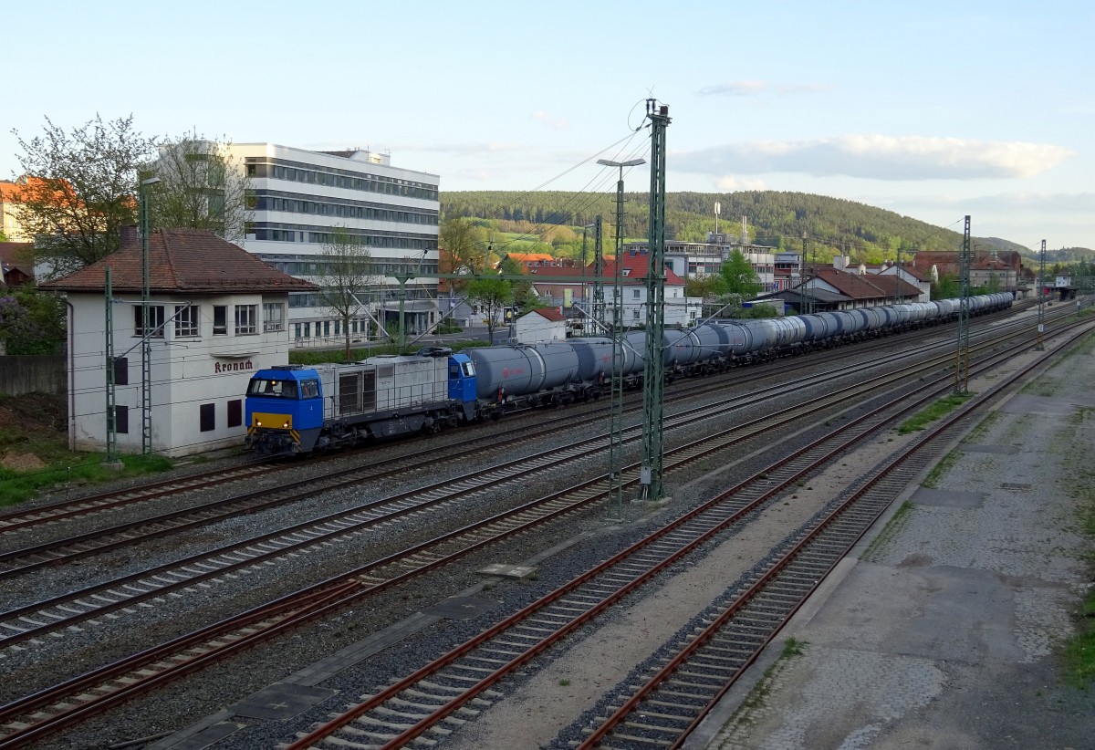Eine Vossloh G 2000 steht am 07. Mai 2015 mit einem Kesselwagenzug auf Gleis 1 im Bahnhof Kronach.