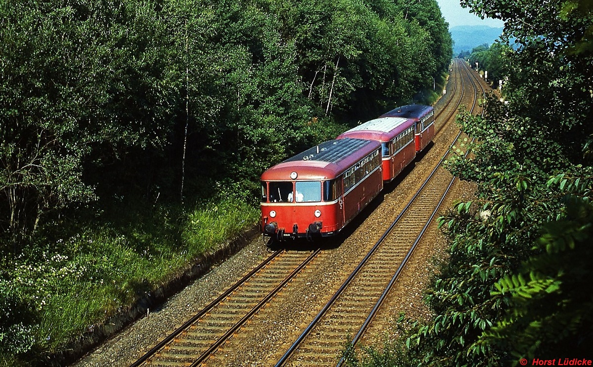 Eine VT 98-Garnitur ist im Juli 1985 bei Neukirchen bei Sulzbach-Rosenberg unterwegs