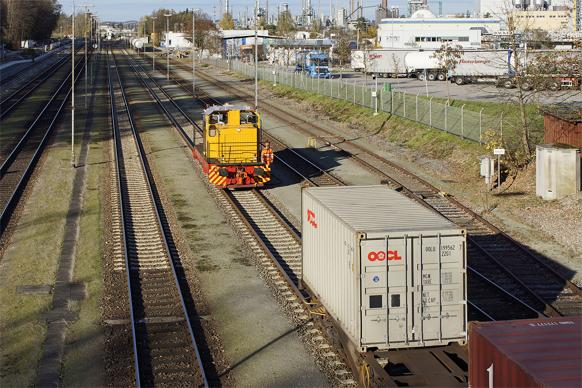 Eine Wacker-Werklok zerlegt den vor einer halben Stunde eingetroffenen Containerzug. Burghausen, 08.11.2013