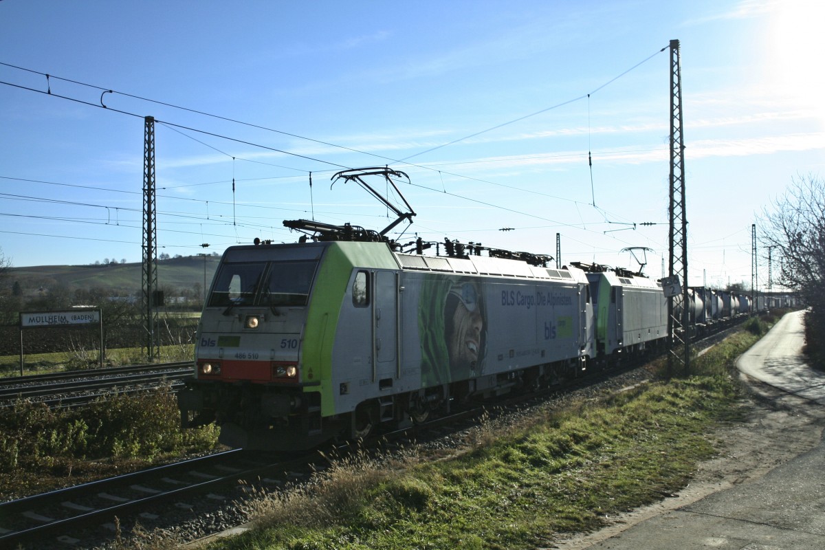 Eine wahrliche Besonderheit: 486 510 und 486 501 mit dem ber fnf Stunden verspteten 42014 von Melzo (I) nach Wanne-Eikel am Nachmittag des 07.12.13 beim Halt in Mllheim (Baden) auf Gleis 13.
Besonders ist nicht nur die Doppelraktion, sondern auch, dass der Zug bei der Ausfahrt bis Heitersheim im Gleiswechselbetrieb (GwB) fahren muss. 