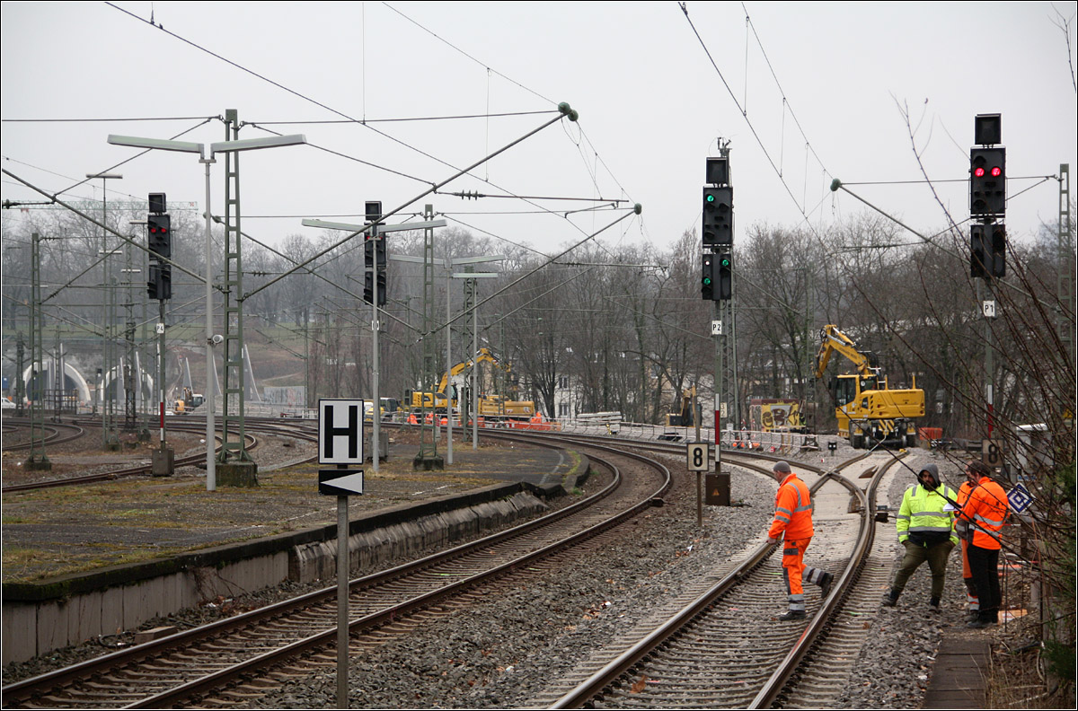 Eine Weiche nach Stuttgart 21 - 

Im Bahnhof Stuttgart-Bad Cannstatt wurde von Gleis 1 eine Weiche eingebaut, von der aus zunächst provisorische Gleise zur neuen Neckarbrücke führen. Vermutlich über diesen Anschluss werden die Gleise auf der Brücke und in Tunnels verlegt. Die Gleise im Fern- und Regionalbahntunnel (linkes Portal) werden meines Wissen auch vom Hauptbahnhof her verlegt. Die Schienen werden dabei über den schon mit Gleisen versehen Tunnel ab Feuerbach Bahnhof angeliefert. Beim S-Bahntunnel (rechtes Portal) können vermutlich nur aus dieser Seite die Gleise verlegt werden, da im Bereich der bisherigen Tunnelrampe im Vorfeld des Hauptbahnhofes und auch im Bereich der Wolframstraße noch Tunnelrohbauarbeiten stattfinden. 

16.03.2022 (M) 