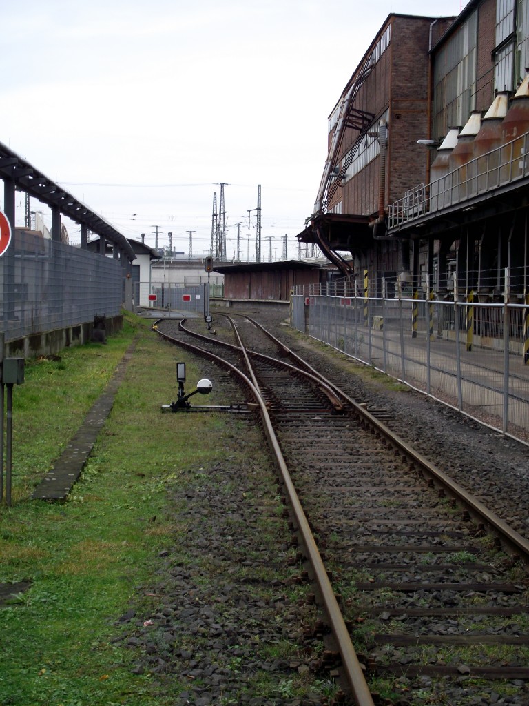 Eine Weiche steht am 15.12.13 in Frankfurt am Main von einem Bahnübergang aus fotografiert 