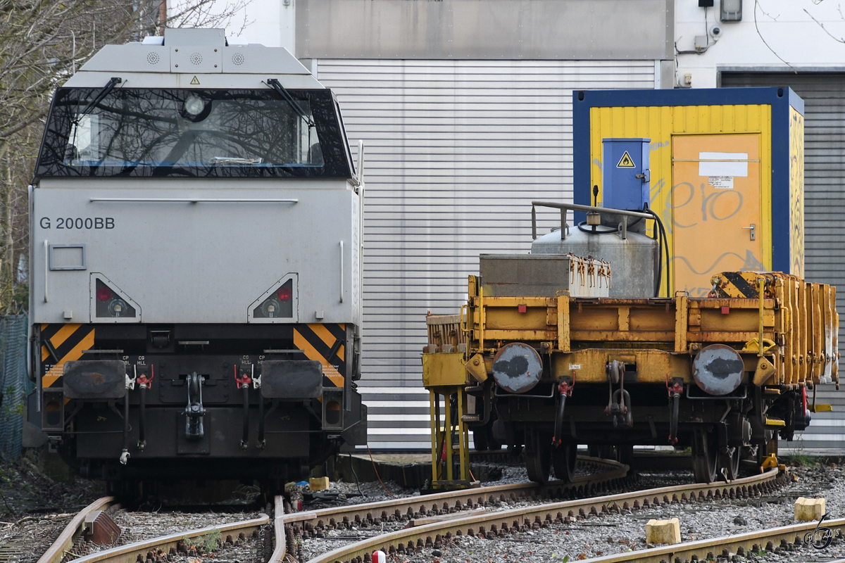 Eine weiße Vossloh G 2000 BB in Hattingen. (Januar 2018)