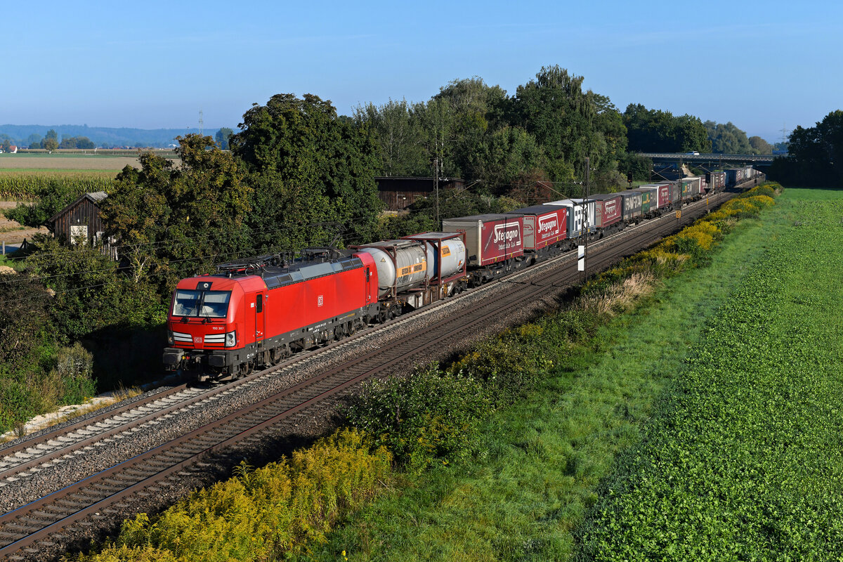 Eine weite Reise hatte am 23. September 2021 der DB Vectron 193 307 vor sich. Er bespannte den KT 50231 von Hanover Linden nach Verona Q.E., der an diesem Tage eine gute Auslastung aufwies. Ab München Nord erhielt der KLV-Zug die Unterstützung durch einen weiteren Vectron, um die anspruchsvolle Strecke über den Brenner zu bewältigen. Entstanden ist die Aufnahme bei Langweid am Lech. 