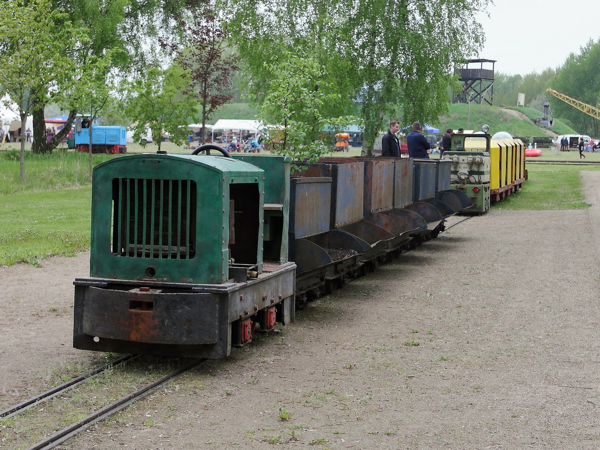 Eine weitere 500 mm Feldbahnzug mit Anhängern (im Anhänger 1 befindet sich bereits ein Baum) steht in der Ziegeleibahnhaltestelle  Ziegelmuseum des Ziegeleipark Mildenberg am 13. Mai 2017.