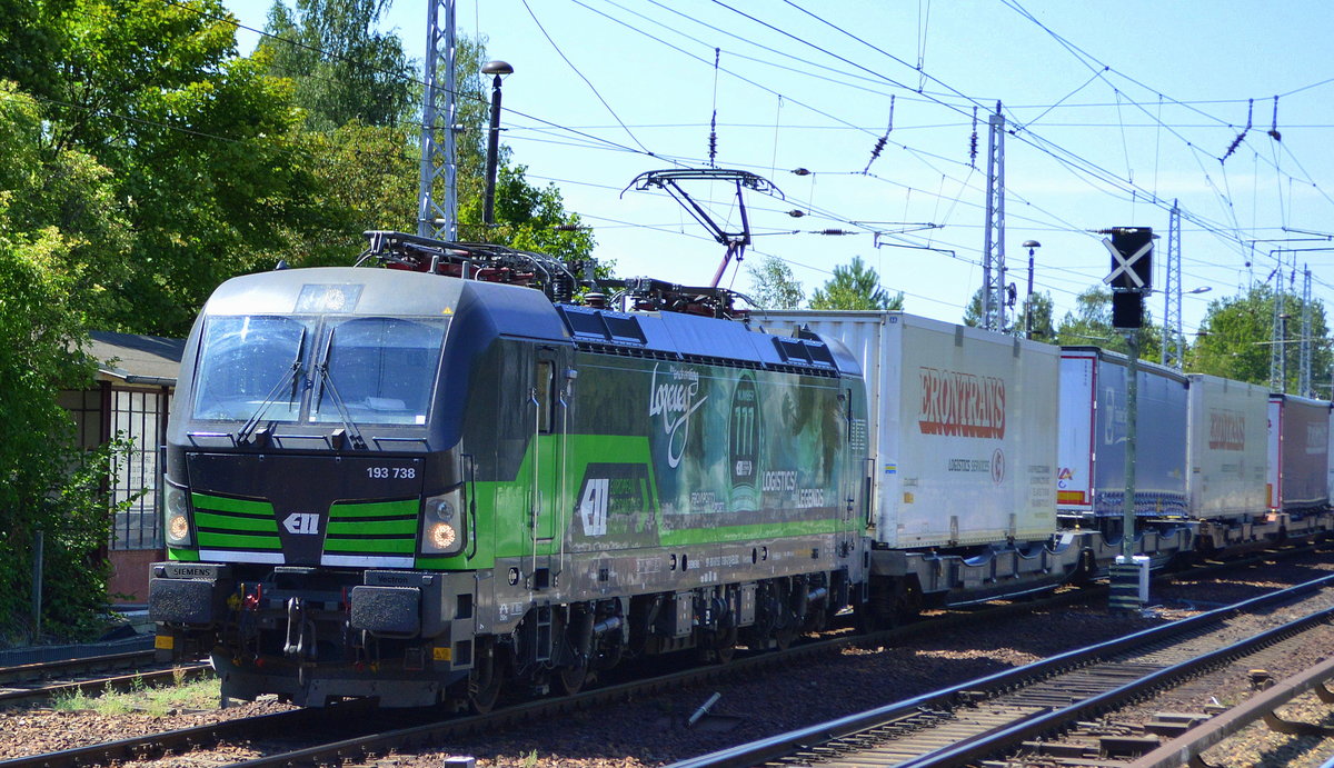 Eine weitere für LTE Netherlands B.V. fahrende ELL Vectron mit ausgefallenem Motiv ist seit einiger Zeit unterwegs, die  193 738  [NVR-Nummer: 91 80 6193 738-2 D-ELOC]  NUMBER 111 / LOGISTCS 4 LEGENDS  mit KLV Zug aus Rotterdam Richtung Polen am 26.07.19 Berlin-Hirschgarten.