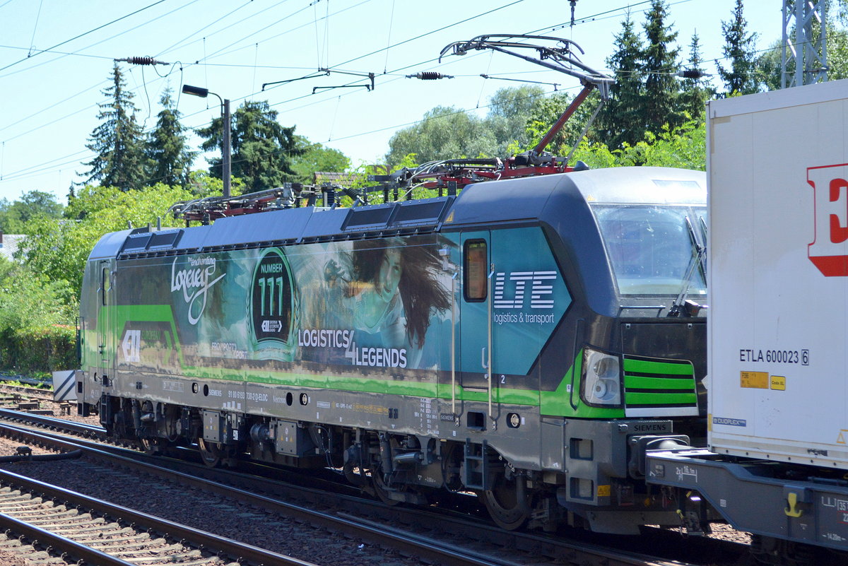 Eine weitere für LTE Netherlands B.V. fahrende ELL Vectron mit ausgefallenem Motiv ist seit einiger Zeit unterwegs, die  193 738  [NVR-Nummer: 91 80 6193 738-2 D-ELOC]  NUMBER 111 / LOGISTCS 4 LEGENDS  mit KLV Zug aus Rotterdam Richtung Polen am 26.07.19 Berlin-Hirschgarten.