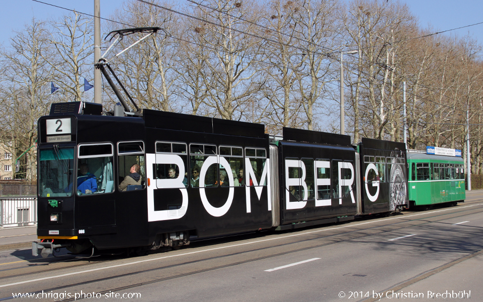 Eine weitere Sänfte der BVB wurde wegen der Basel World umgeklebt, hier die 666 für Bomberg auch bei dem Zoo Dorenbach bei Basel aufgenommen am 28. März 2014.
