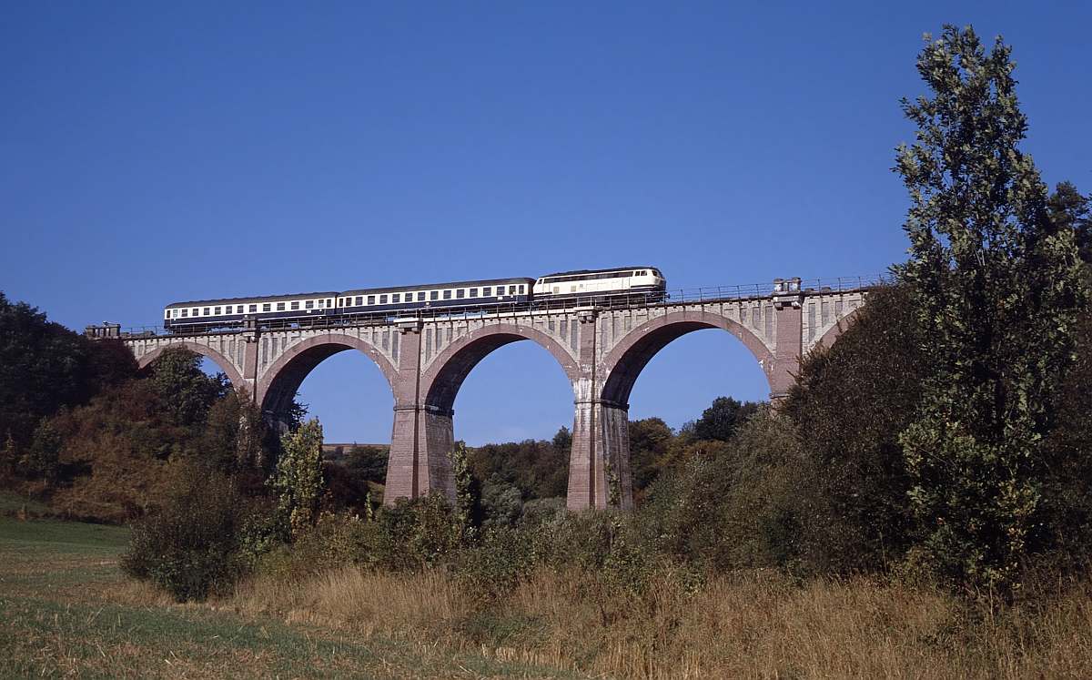 Eine weitere überregionale Anbindung stellte im Sommer 1986 ein Eilzug Köln - Bad Wildungen her, der sogar einen Kurswagen (ab Korbach nach Marburg) führte. Da der Zug ab Korbach auch als Schülerzug fungierte (mit Halt auf allen Stationen), war die Verbindung letztlich wenig attraktiv. (Viadukt Buhlen, Juli 1986)