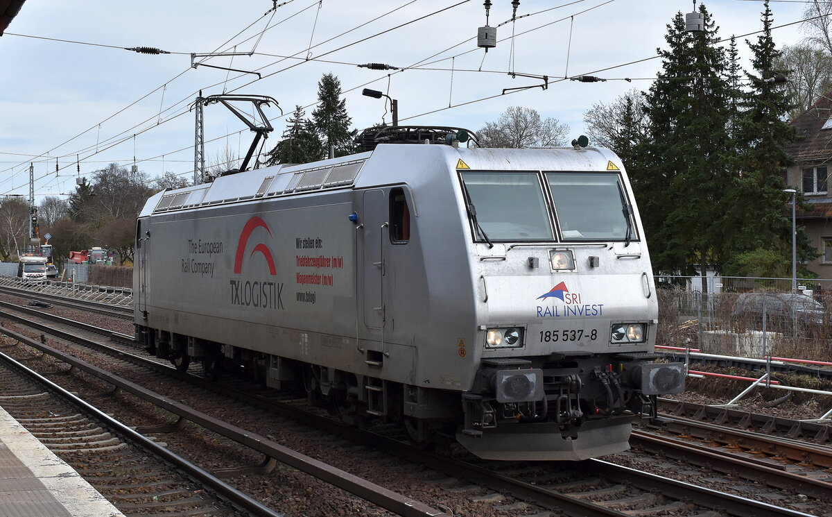Eine von den weiteren ehemaligen TXL Loks die an SRI Rail Invest GmbH, Gundremmingen [D] verkauft wurde, die  185 537-8  [NVR-Nummer: 93 81 0185 537-8 A-SRI] ist jetzt aktuell an DeltaRail GmbH, Frankfurt (Oder) [D] vermietet, hier am 26.03.24 Höhe Bahnhof Berlin-Hirschgarten.