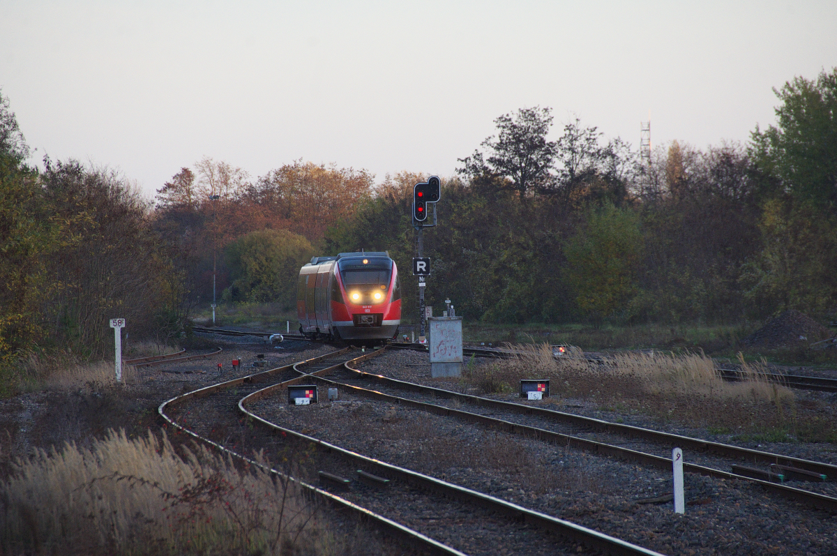 Eine weiterer Teil unserer Bahnfahrt über die Grenzen kündigt sich an. Wir waren am 15.11.2015  von Saarbrücken über Strasbourg nach Wissembourg gekommen. Von hier aus soll es weiter nach Neustadt/Weinstraße gehen. 643 017 ist schon im Anmarsch, jetzt schnell zurück zum Bahnhof. Vor 200 Metern hat der Talent die Staatsgrenze zu Frankreich überfahren. Ligne 146 000 Vendenheim - Wissembourg.
