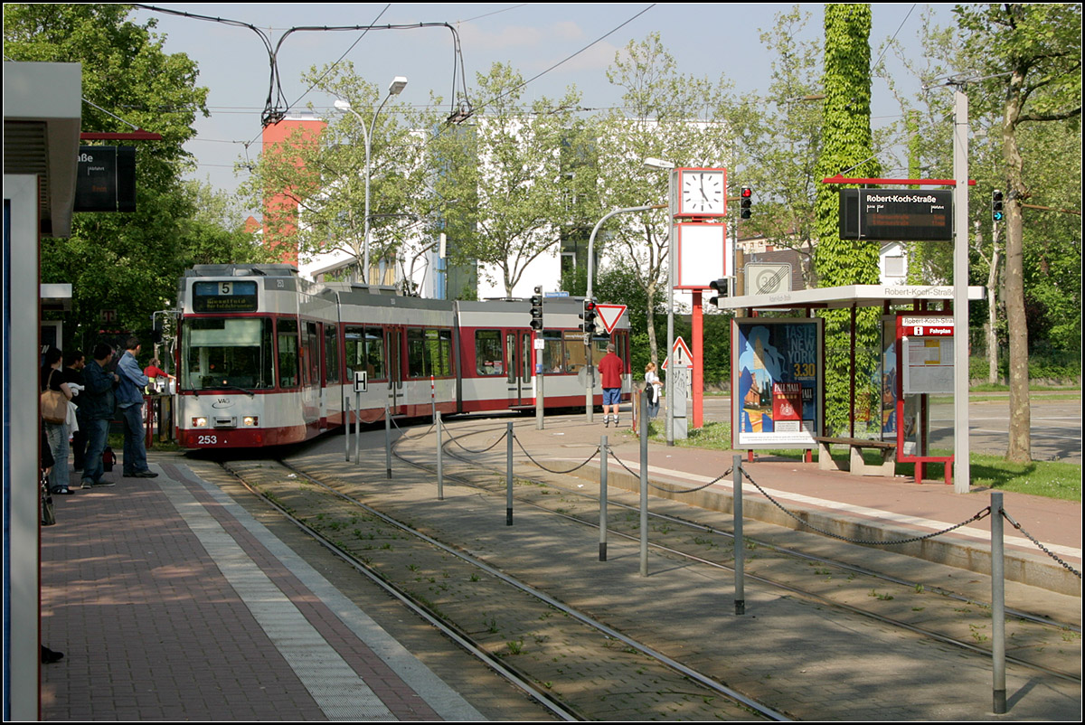 Eine weiträumig verlegte Strecke in Freiburg -

Eine GT8Z-Straßenbahn biegt an der Haltestelle 'Robert-Koch-Straße' von der Breisacher Straße in die Fehrenbachallee ein.
Heute befindet sich hier ein weiteres Gleisdreieck an der die Linie 4 in Richtung Messe angeschlossen ist.

11.05.2006 (M)