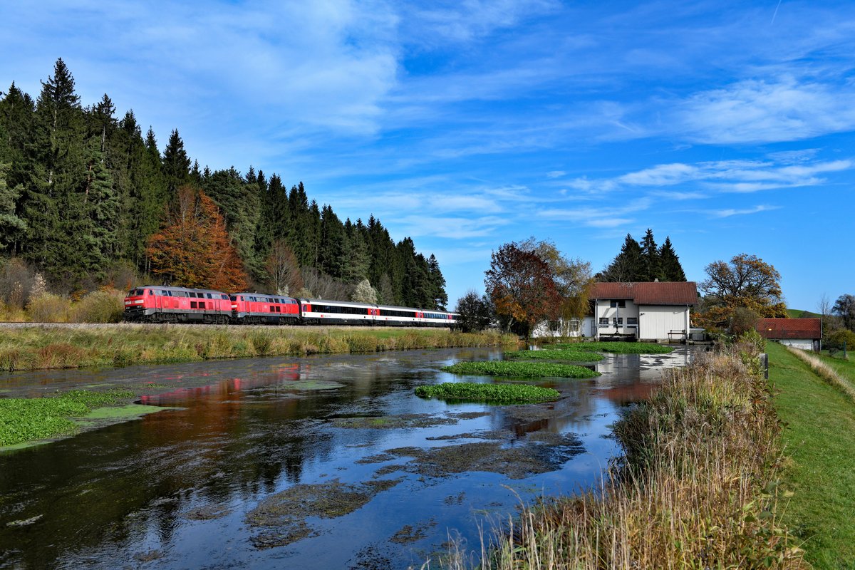 Eine weitwinkligere Version des EC 194 beim Passieren des Wehrs nahe Ruderatshofen am 27. Oktober 2019. Zwischen München HBF und Lindau führten die Mühldorfer Maschinen 218 463 und 419. 