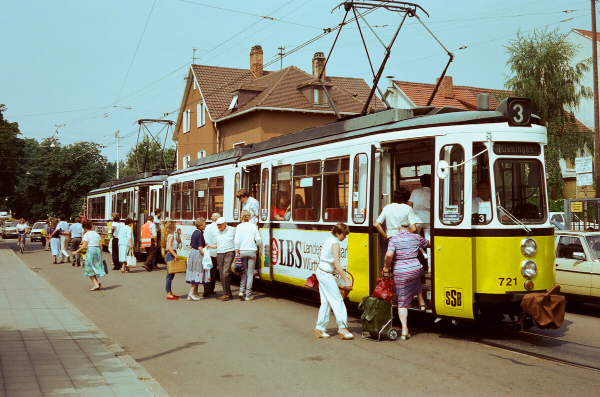Eine der wenigen Aufnahmen der Stuttgarter Straßenbahnlinie 3 (nach Plieningen) in Vaihingen (Station nach Vaihingen Bahnhof DB , eine Straßenbahnstation mitten auf der Straße). Sommer 1983