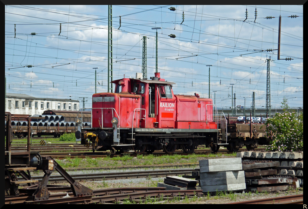 Eine der wenigen Dreibeine die im Mannheimer Rbf noch Arbeit haben ist 363 194-2, die mittlerweile ein stolzes Alter von 50 Jahren erreicht hat. Sie holt defekte Gterwagen aus dem Ranierbahnhof ins Wagenwerk und zurck. (06.06.2013)