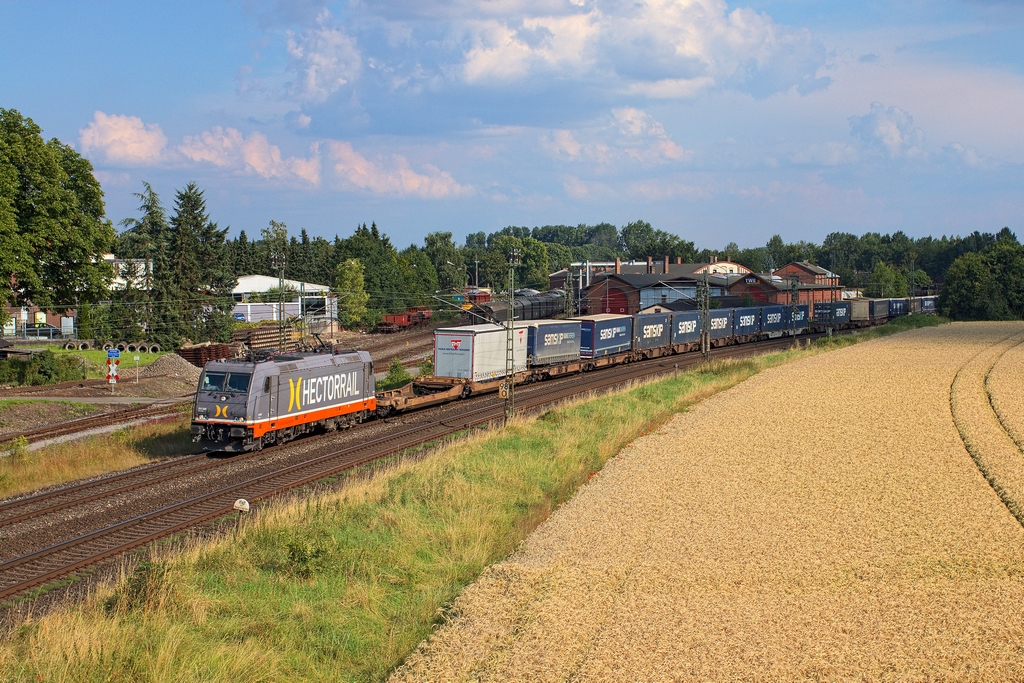 Eine der wenigen Güterzüge am 11.7.2014 war die 241 006 von Hectorrail mit einem Klv, hier befindet er sich an der Einfahrt Lengerich