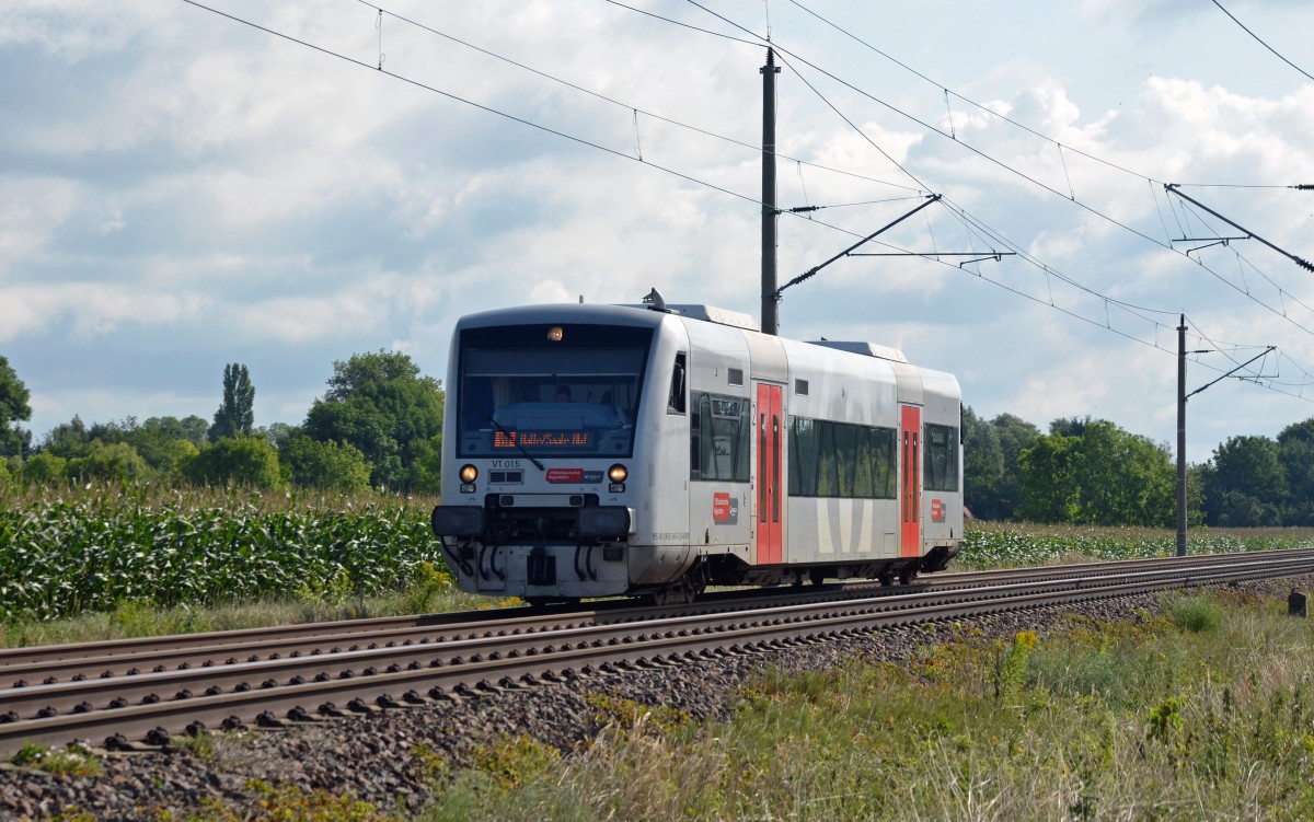 Eine der wenigen noch von der MRB betriebenen Strecken ist die von Eilenburg Ost nach Halle(S). Am 16.08.14 rollt VT 015 auf dem Weg nach Halle(S) durch Kyhna.