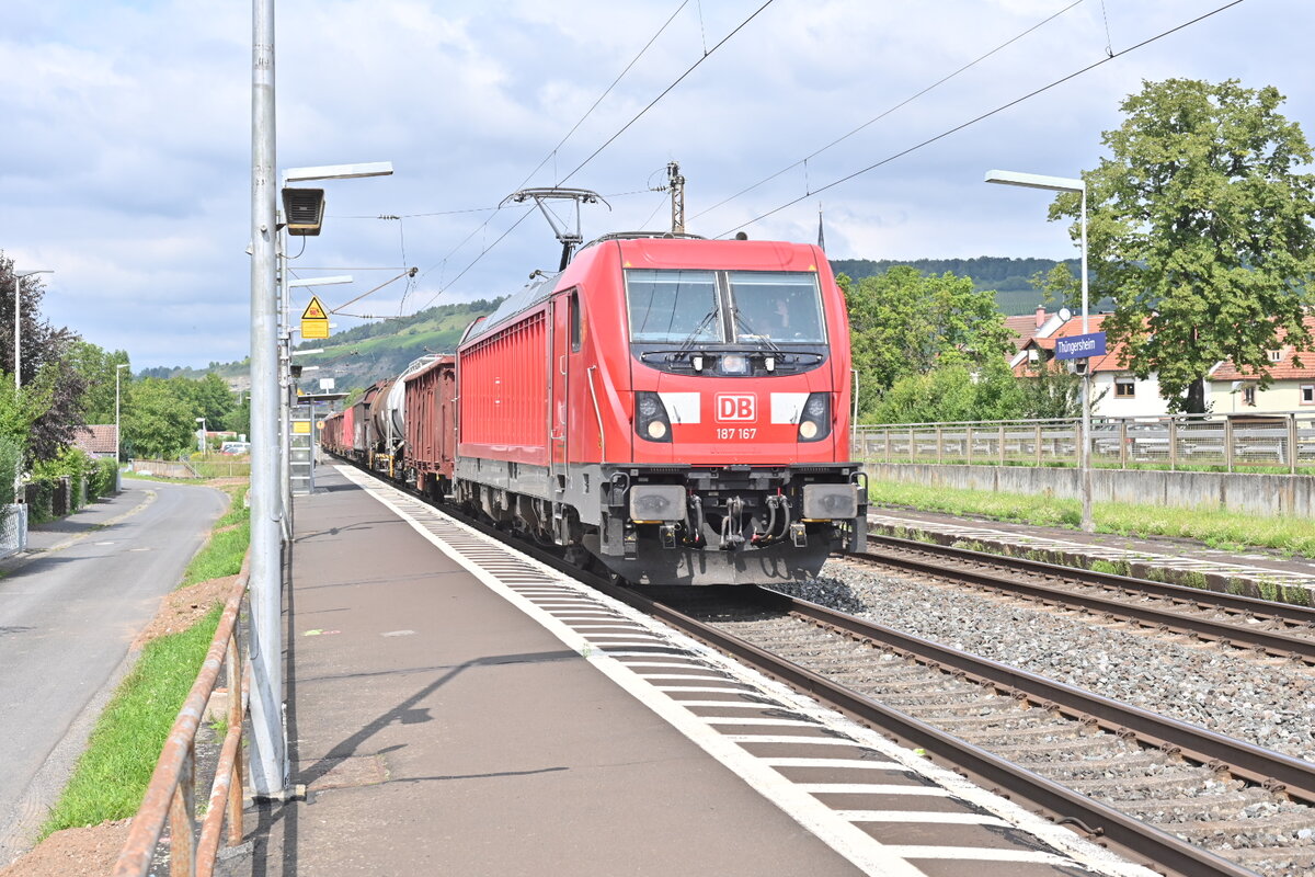 Eine der wenigen Roten die am GDL Streiktag unterwegs war ist die 187 167 die hier in Thüngersheim mit einem Mischer gen Würzburg fuhr. Gruß an das Personal zurück.  24.8.2021