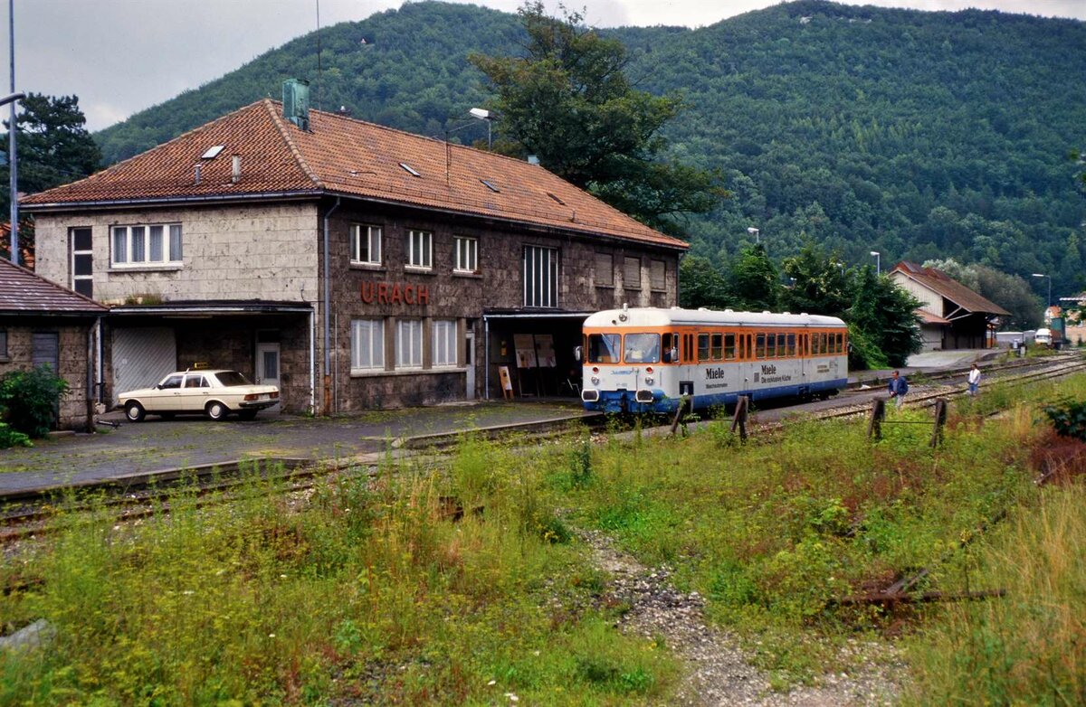 Eine der wenigen Sonderfahrten auf der Ermstalbahn (zu DB-Zeiten!) mit dem Esslinger VT 405 der Württembergischen Eisenbahngesellschaft (WEG). Der Zug wartete am Bahnhof Bad Urach. Das Bahnhofsgebäude selbst ist als Wohnhaus noch erhalten, doch führt nun eine Bundesstraße unmittelbar vor dem früheren Bahnhof nach Münsingen. Ursprünglich sollte die Ermstalbahn noch bis Münsingen verlängert werden, was aber auch wegen der ausgeprägten Steigung dorthin nicht umgesetzt wurde.  
Datum: 21.08.1988
