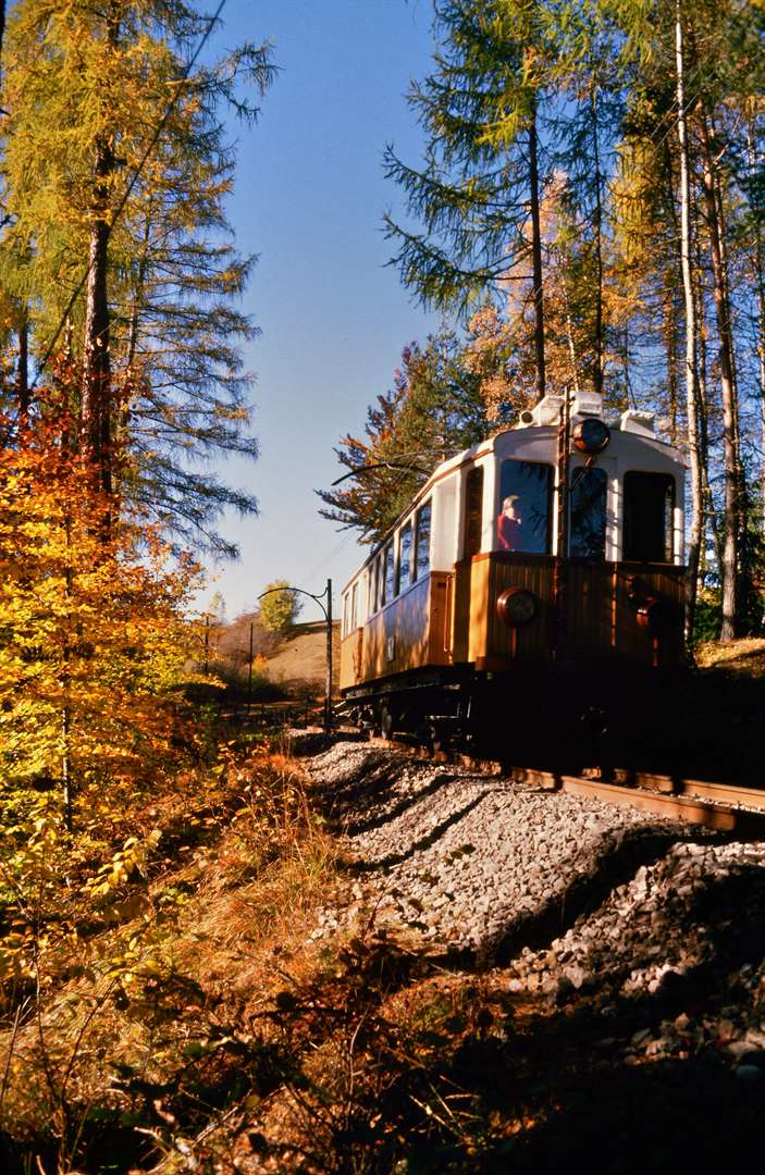 Eine der wenigen ursprünglichen Überlandstraßenbahnen der Welt: Die Rittner Bahn in Südtirol im Herbst 1985.
