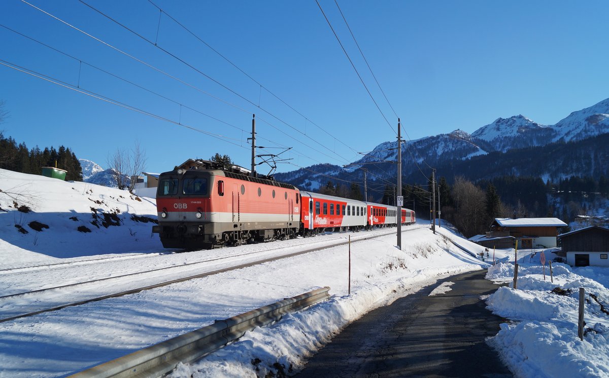 Eine der wenigen verbliebenen Wendezugleistungen auf der Giselabahn ist der REX 1516 von Salzburg Hbf nach Wörgl Hbf. Mit einer besonders alten Maschine war die vierteilige Wendezuggarnitur am 07.02.2020 bespannt. Die 1144 028 schleppte den altehrwürdigen Nahverkehrszug bei Fieberbrunn im Bezirk Kitzbühel Richtung Gamsstadt.