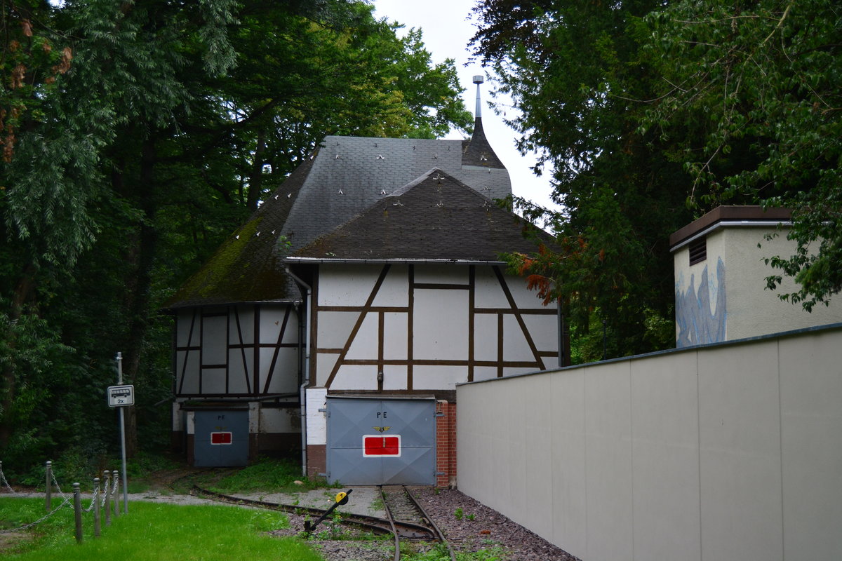Eine der weniger bekannten aber ebenso schönen Parkbahnen ist die Bernburger Parkeisenbahn. Seit dem 1.6.1969 fährt hier der Zug täglich von 10 bis 18 Uhr die 1,8 Kilometer lange Strecke. Der Fuhrpar ist recht übersichtlich mit 1 SCHÖMA-Kleinlokomotive CHL 40G, Baujahr 1997 mit 52 kW / 71 PS 1 Grubenlokomotive, Baujahr 1958, original Typ Skoda, 1991/92 auf Antriebsmotor Typ Mercedes umgebaut 5 Überdachte Personenwagons auf 4 Achsen in 2 Drehgestellen für je 20 Personen. Das kleine Fachwerkdepot der Bernburger Parkeisenbahn.

Bernburg 03.08.2017