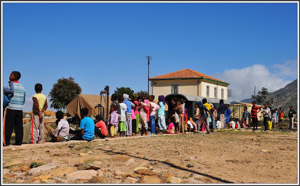 Eine willkomene Abwechslung für die Dorfjugend von Nefasit. (05.12.2014)