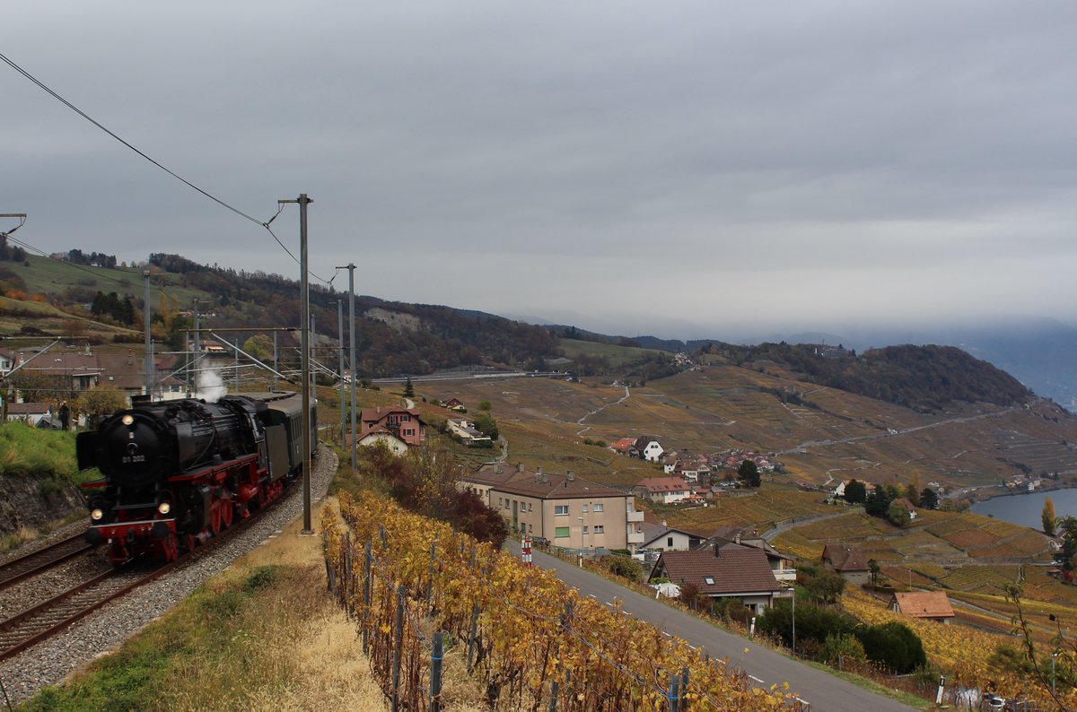 Eine Woche nach der tollen Dampffahrt am Gotthard bot mir die BR 01 202 des Vereins Pacific im Spätherbst wieder eine einmalige Gelegenheit noch Dampfzüge zu fotografieren. Im Bild ist die BR 01 202 unterwegs kurz nach Grandvaux nach Lausanne. Das war die letzte Dampffahrt mit der BR 01 202 des Jahres. 
Sonntag, 29. Oktober 2017.