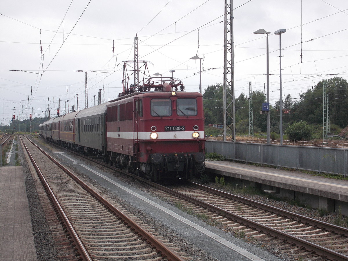 Eine Woche zufuhr kam die EGP 211 030 mit dem selben Wagenpark als Störtebekersonderzug aus Saalfeld nach Rügen.Am 29.Juli 2017 fotografierte ich die Ankunft des Sonderzuges aus Ilmenau in Bergen/Rügen.