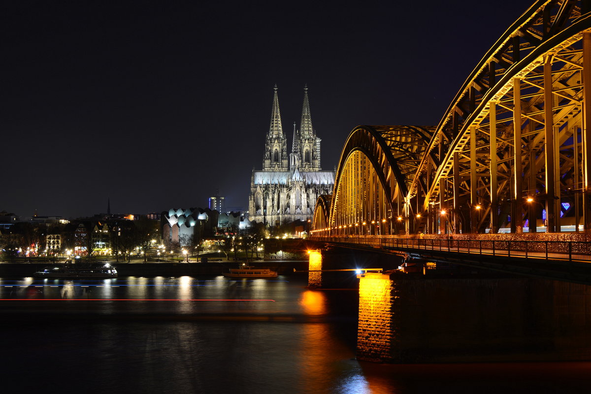 Eine der wohl bekanntesten Motive in Köln.
Blick auf die Hohenzollernbrücke und dem Kölner Dom von der Deutzer Seite.

Köln 18.02.2017