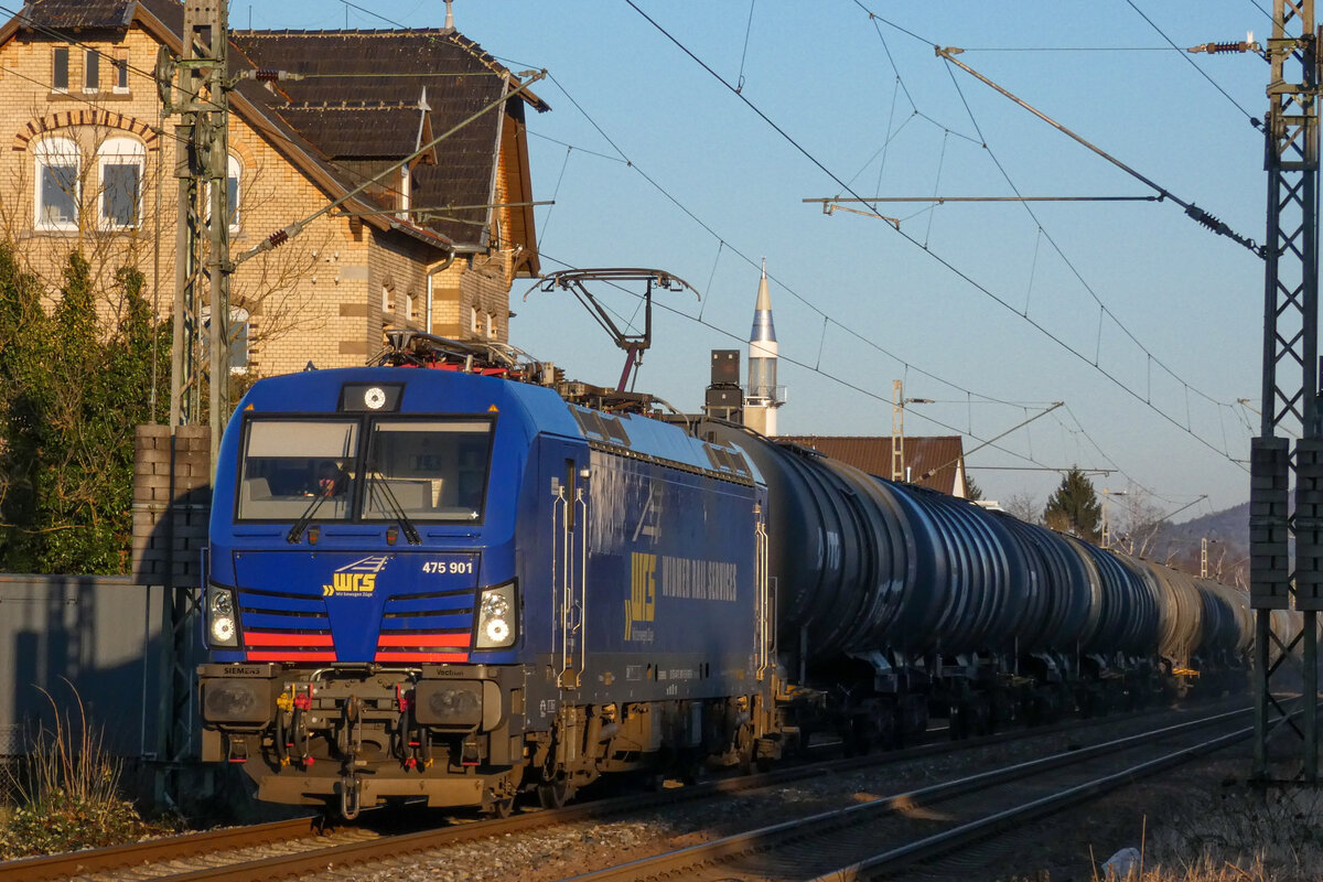 Eine WRS 475 901 zieht ihren Plankesselzug durch Schorndorf-Hammerschlag 
