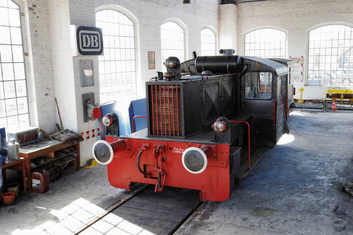 Eine wunderbar von der MKO Norden in Schwarz restauriert Köf, die bei der DB zuletzt seit 1968 die Nummer 322 041 trug und 1953 von Gmeinder gebaut wurde, trägt dort wieder die frühere Nummer Köf 6152. Diese Kleinlok konnte am 01.05.2003 im kostenlos zu besichtigenden Lokschuppen des Museums (früher Bw. Norden) von einem Podest neben der Nachbarlok aus fotografiert werden.